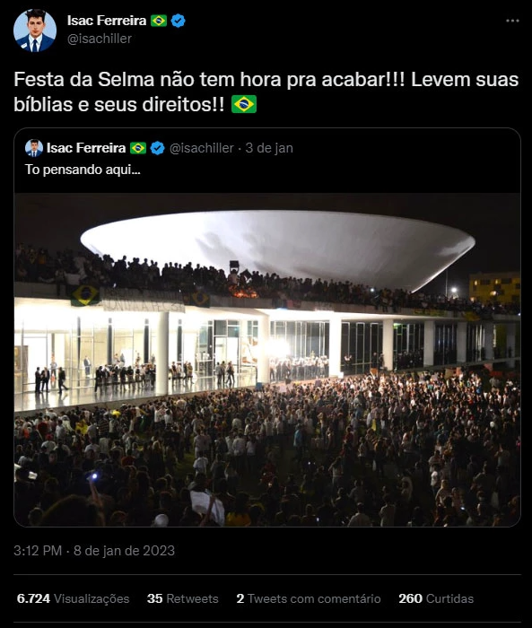 Captura de tela de uma postagem na rede social X (antigo Twitter) do perfil Isac Ferreira, datada de 8 de janeiro de 2023. O texto diz: "Festa da Selma não tem hora pra acabar!!! Levem suas bíblias e seus direitos!!". Abaixo, uma foto mostra a Esplanada dos Ministérios em Brasília ocupada por uma multidão durante os atos antidemocráticos.